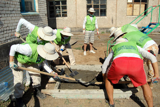 우리학교 봉사단원들이 해외에서 봉사활동을 펼치고 있다 홍보팀 제공
