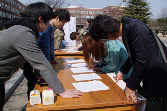 바우어관 앞에서 학생들이 서명운동에 참여하고 있다 정지인 기자