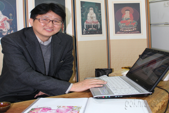 불교일러스트연구소에서 디자이너로 활동 중인 김용덕 동문 법보신문사 제공