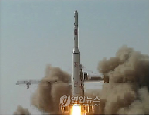 북한 , 광명성 2호 발사장면 사진 공개 (평양 조선중앙통신=연합뉴스) 조선중앙통신은 '국가우주개발전망 계획에 따라 지난 5일 함경북도 화대군 무수단리에서 운반로켓 은하2호로 인공위성 광명성2호를 발사해 궤도에 진입시키는데 성공했다'고 지난 8일 보도했다.