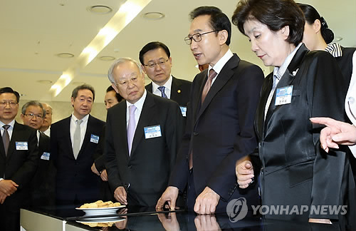 이명박 대통령이 23일 서울 마포구 상암동 누리꿈스퀘어 비지니스타워에서 열린 '제28차 국가경쟁력강화위원회 보고대회'에 앞서 경제인, 민간 전문가들과 환담하고 있다.