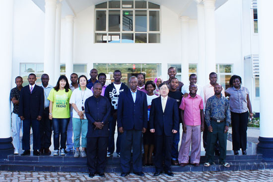 탄자니아 도도마대학교에서 ‘한국센터’ 개설을 기념하는 사진 촬영 중이다 홍보팀 제공