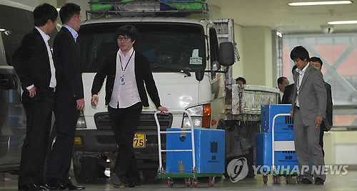 검찰이 영업정지된 저축은행 4곳에 대해 압수수색을 실시한 7일 오후 서울 강남구 대치동 솔로몬저축은행 본점에서 검찰 수사관들이 압수한 자료를 차량에 싣고 있다.