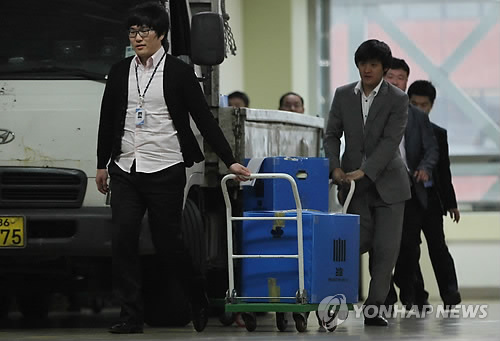 검찰이 영업정지된 저축은행 4곳에 대해 압수수색을 실시한 7일 오후 서울 강남구 대치동 솔로몬저축은행 본점에서 검찰 수사관들이 압수한 자료를 차량에 싣고 있다.