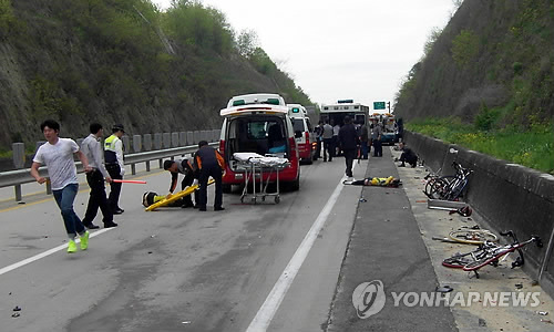 지난 1일 오전 경북 의성군 25번 국도에서 DMB를 시청하던 25톤 화물차가 선수단의 승합차를 들이받고 이 충격으로 승합차가 앞서 훈련중이던 사이클 선수들을 들이 받아 3명이 사망하고 4명이 다치는 사고가 발생했다. 사진은 사고 직후 구미소방서 대원들이 사상자와 사고현장을 수습하는 사진