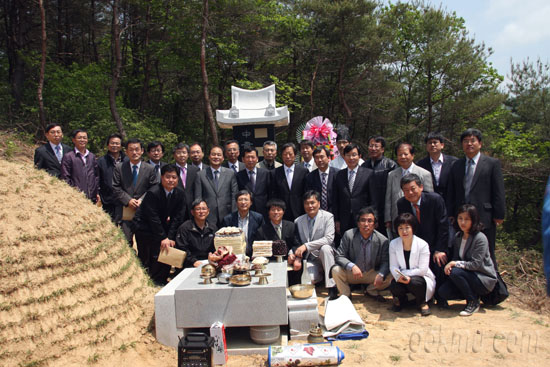 묘비(사진 뒷쪽) 건립 후 후학들의 기념사진 이종문 교수 제공