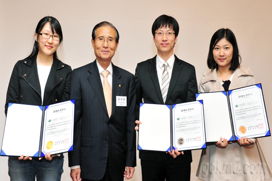 ‘IFRS관리사 성적우수자 시상식’에 참석한 지다영(우) 씨 한국경제신문 제공