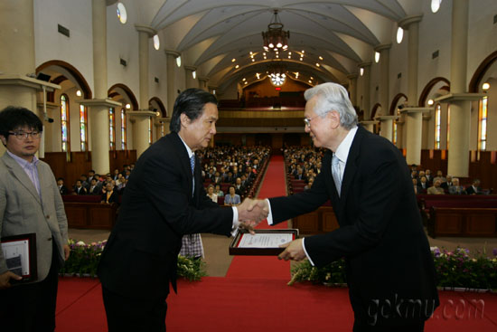 ‘제58주년 개교기념식’에서 신일희 총장이 김완준 교수에게 비사상을 수여하고 있다 홍보팀 제공
