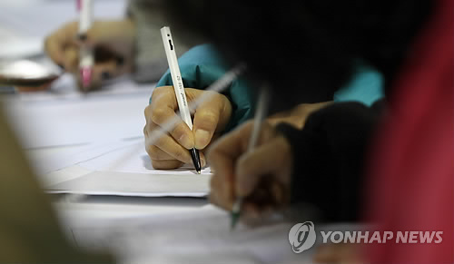 경기도 안양에서 열린 한 기업체 채용박람회에 많은 구직자가 몰려 이력서를 작성하고 있다.(자료사진)