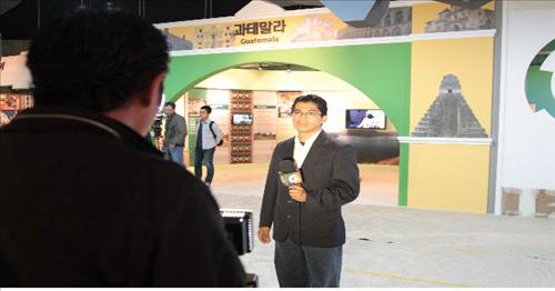 해외 언론이 여수세계박람회를 취재하는 모습 <<문화체육관광부 제공>>