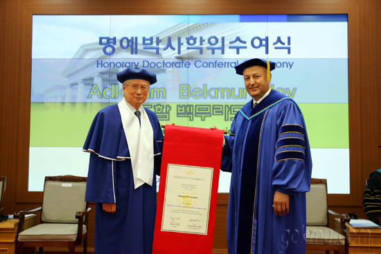 신일희 총장이 Adkham Bekmurodov 교무부총장에게 명예경영학박사 학위를 수여하고 있다 홍보팀 제공
