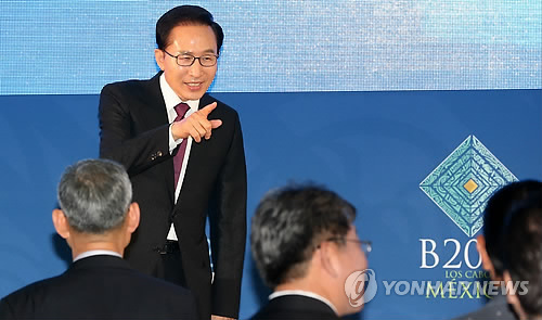 이명박 대통령이 지난 18일(현지시간) 로스카보스 힐튼호텔에서 열린 '비즈니스 서밋(B20)'에 참석, 글로벌 기업인, 정부 관료. 국제기구 참석자들에게 손을 들어 인사하고 있다.(자료사진)