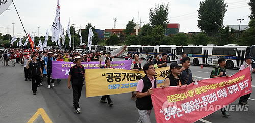 화물연대가 28일 오후 경기도 의왕 내륙컨테이너기지(ICD) 앞에서 집회를 열고 표준운임제 법제화, 노동기본권 보장 등을 요구하고 있다.