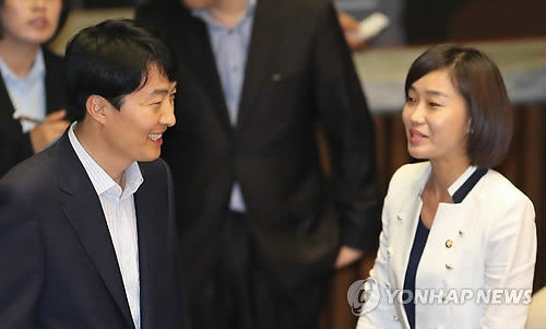 통합진보당 이석기 의원과 김재연 의원이 2일 오전 국회에서 열린 본회의에 출석해 이야기를 나누고 있다