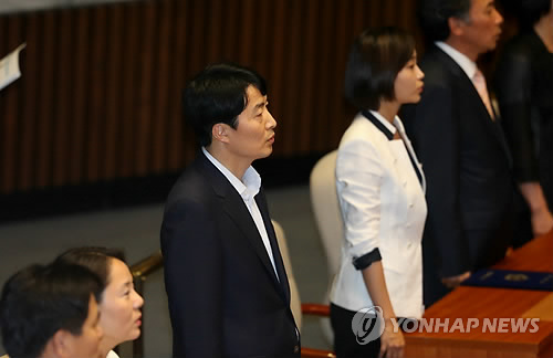 통합진보당 이석기, 김재연 의원이 2일 국회 본회의장에서 열린 제19대 국회 개원식에서 애국가를 부르고 있다.