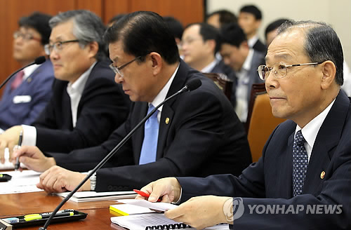 이계철 방송통신위원장이 25일 오전 국회에서 열린 문화체육관광방송통신위원회 전체회의에서 새누리당 김을동 의원으로부터 질의를 받고 있다