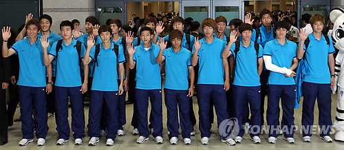 2012 런던올림픽 남자 축구에서 사상 최초로 동메달을 획득한 올림픽축구대표팀이 12일 오후 인천국제공항을 통해 입국, 팬들을 향해 손을 흔들어보이고 있다.