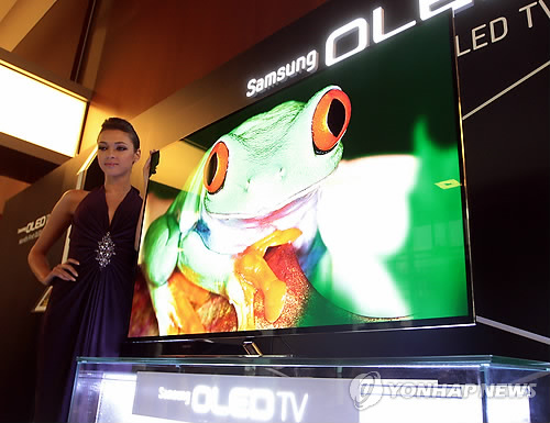 5일 법조계에 따르면 삼성디스플레이는 '경쟁사인 LG디스플레이가 OLED 핵심기술과 인력을 조직적·계획적으로 유출했다'며 21종의 각종 기록과 18종의 세부 기술에 대한 영업비밀 등 침해금지 가처분 신청을 최근 서울중앙지법에 냈다. 사진은 삼성전자가 서울 서초구 서초사옥에서 55인치 대형 OLED TV(ES9500)를 공개하는 모습(자료사진)