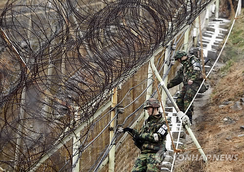 육군 초병이 군사분계선(DMZ) 경계근무를 서며 철책선을 점검하고 있다. (자료사진)