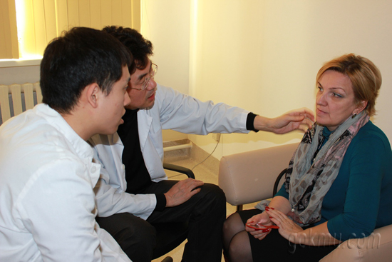 카자흐스탄 아스타나시 제2종합병원에서 현지환자들을 진료하고 있다 홍보팀