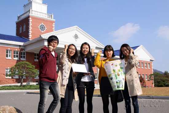 코이즌 팀원들이 상장과 포스터를 들고 기념촬영하고 있다(좌로부터 오인섭, 곽윤화, 김자영, 박예영, 이정민) 홍보팀