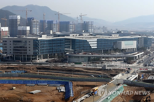 10일 농림수산식품부의 입주식을 시작으로 본격적인 세종시 시대가 열렸다. 농림수산식품부는 이날 오후 정부 세종청사에서 정부 부처 중 처음으로 입주식을 하고 업무에 들어갔다. 사진은 세종시 어진동 밀마루전망대에서 촬영한 정부세종청사 전경.(자료사진)