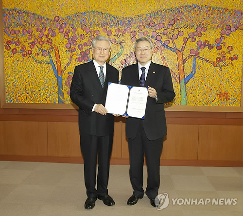 (대구=연합뉴스) 신일희(왼쪽) 계명대 총장이 20일 주한 폴란드 명예총영사에 임명돼 김성환 외교통상부 장관으로부터 인가장을 받았다. 2012.12.20 계명대