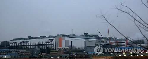 28일 불산 배관 교체 작업중 불산가스가 누출돼 작업자 1명이 숨지고 4명이 다친 삼성반도체 화성공장.