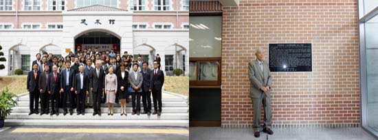 덕래관 앞에서 신일희 총장을 비롯해 교직원, 건축대학 학생들이 기념 촬영중이다(좌), 덕래 추성엽 장로(우) 홍보팀 제공