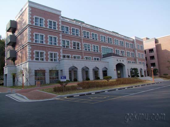 덕래관(건축학대학) 전경