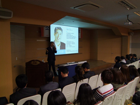 사회관 124호에서 이진훈 수성구청장이 학생들에게 특강 중이다 김용욱 기자