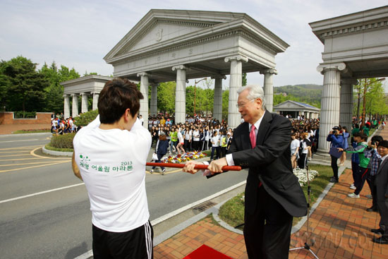 계명어울림마라톤대회 출발 신호를 준비하는 신일희 총장을 비롯한 참여학생 홍보팀 제공