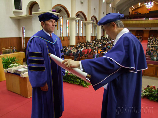 신일희 총장이 렌젤 미클로쉬 주한 헝가리대사에게 명예법학박사학위를 수여하고 있다 김용욱 기자