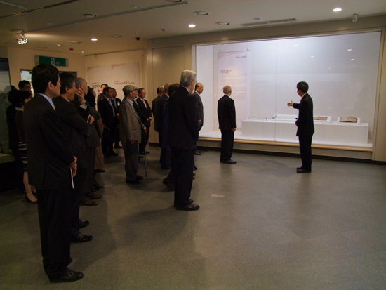 ‘계명대학교 소장 보물전’ 개막식 이후 이병로 교수가 내빈들에게 전시품 소개중이다 김용욱 기자