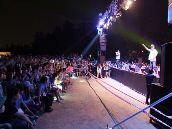 초청가수 공연으로 학생들이 환호하고 있다 김용욱 기자