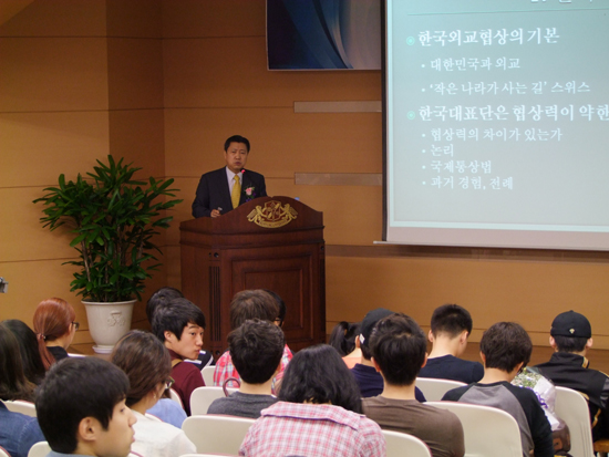 유네스코한국위원회 민동석 사무총장이 특강 중이다 김용욱 기자