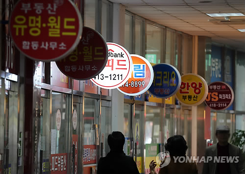 서울 송파구의 한 아파트 단지 상가 내 밀집해 있는 부동산 거래소