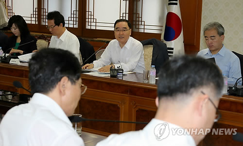 정홍원 국무총리가 2일 정부서울청사에서 열린 국가정책조정회의를 주재하고 있다