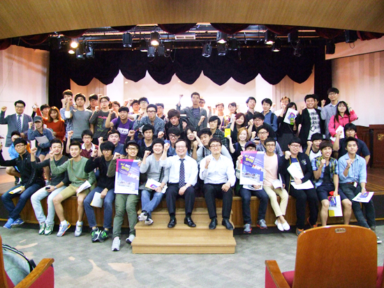 산학협력선도대학단장을 비롯한 참가 학생들 기념 촬영 중 김용욱 기자