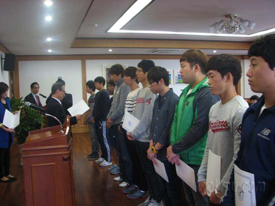 이병찬 총동창회 회장이 학생들에게 장학증서를 수여 중이다 김다슬 준기자