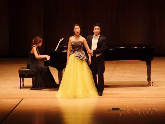 영남대학교 성악과 학생들이 공연 하고 있다 김용욱 기자