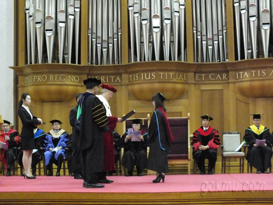 아담스채플에서 열린 2013학년도 학위수여식에서 신일희 총장이 학위증서를 수여하고 있다 김다슬 기자