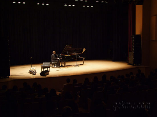 개교 60주년을 기념해 막시밀리언 헤커 공연이 해담콘서트홀에서 진행됐다 정완식 기자