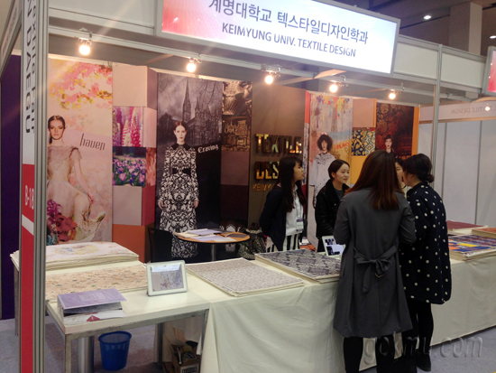 2014 대구 국제 섬유박람회에서 우리학교 텍스타일학과 학생들이 참가했다 텍스타일디자인학과