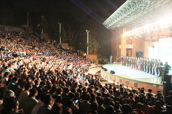 총기구출범식에서 각 단과대학 회장들이 소개와 인사하고 있다 임유미 기자