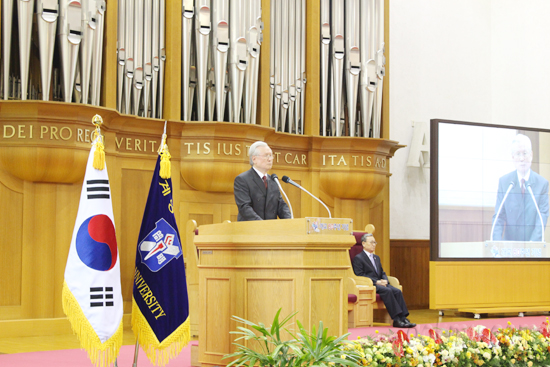 개교 60주년을 맞아 신일희 총장이 기념사를 하고 있다 임유미 기자