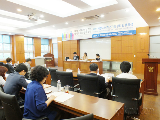 고려대 사회통합교육연구소 전은희 교수가 세계인의 날 기념 릴레이 이민정책포럼에서 논문을 발표하고 있다 임성옥 기자