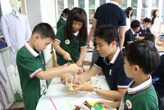 에디스 프로젝트 경연대회에서 최우수상을 수상한 달걀 착륙선을 만들고 있는 최재원 씨와 숭진초등학교 학생들 공학교육혁신센터