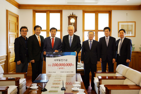 우리학교와 산학교류 협약을 체결한 (주)대주기계의 대표 일행이 우리학교에 대학발전기금 1억원을 기부했다 홍보팀