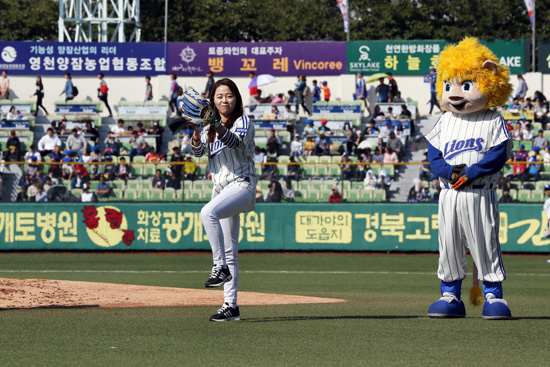 인천 아시안게임 양궁 부문에서 금메달을 획득한 장혜진(체육학·06학번) 동문이 ‘계명대학교의 날’ 행사에서 시구를 하고 있다 홍보팀